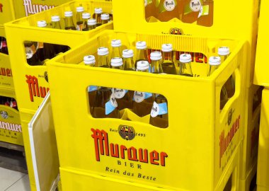 Marketteki bira şişeleriyle dolu sarı sandıklar..