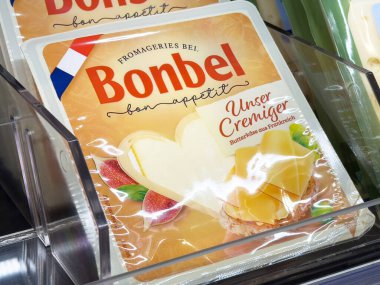 Alman market vitrininde bonbel peyniri paketleme.