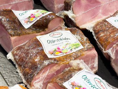 Market vitrininde etiketli çeşitli paketlenmiş jambon çeşitleri.