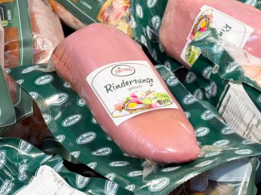 Pazarda paketlenmiş rinderzunge sığır dili görüntüsü.