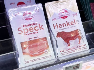 Süpermarket vitrininde Osturoler beneği ve henkele ambalajı.