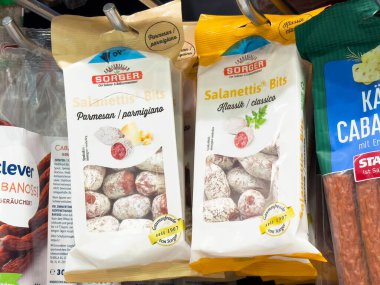 Dükkanda sergilenen çeşitli salam atıştırmalık paketleri.