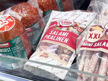 Marketin şarküteri bölümünde paketlenmiş salam çeşitleri.