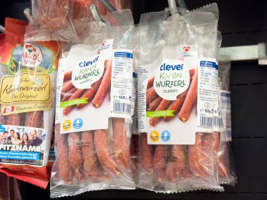 Süpermarket rafında sergilenen akıllı kaminwurzerl klasik sosisleri.