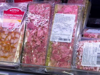 Markette gösterilen paketlenmiş et çeşitleri.