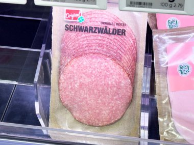 Kara orman salamını markette dondurulmuş olarak sergileniyor..