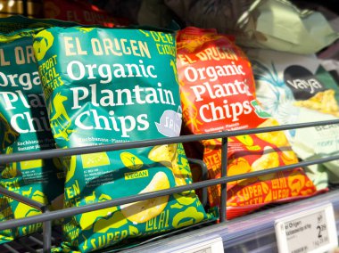 Market vitrininde organik muz cipsi çeşitleri.