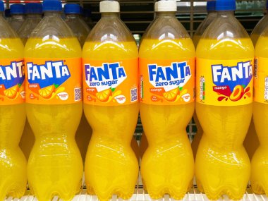 Portakal ve mango aromalı sıfır şekerli Fanta şişeleri sergilenir.