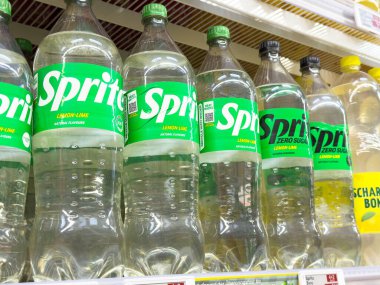 Süpermarketin rafında limon aromalı ve sıfır şekerli sprey şişeler var..