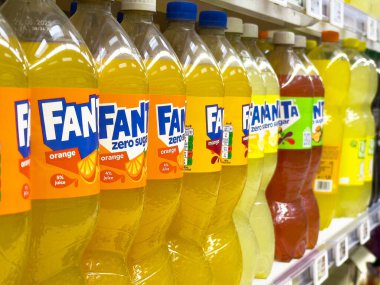 Dükkanda çeşitli aromalı fanta gazozları var..