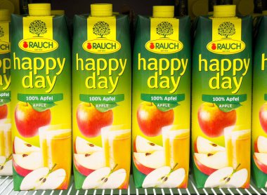 Rauch mutlu gün elma suyu kutuları rafta.