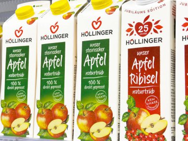 Hollinger elması ve siyah frenk üzümü kutuları rafta..