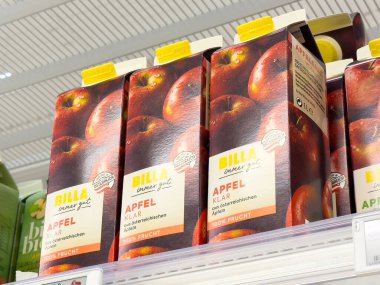 Süpermarket raflarında elma suyu kutuları.