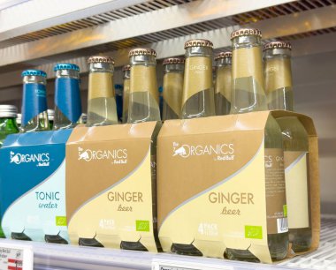 Organik zencefilli bira ve tonik şişeleri süpermarketin rafında..