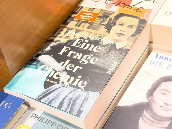 Bonnie Garmus 'un kitapçıda sergilediği 