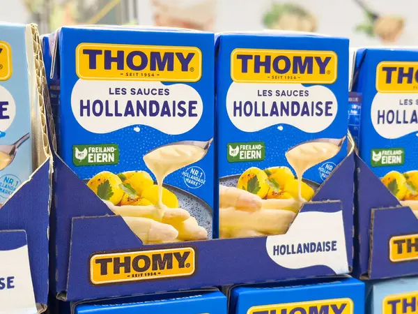 Thomy Hollandaise sos ambalajı markette sergileniyor.