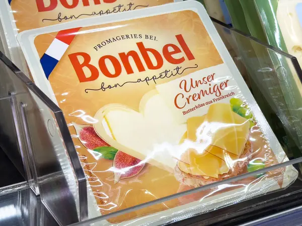 Alman market vitrininde bonbel peyniri paketleme.