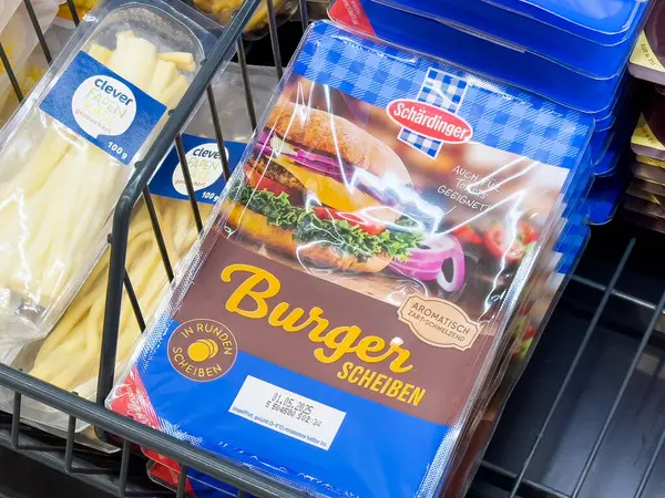 Süpermarketin rafında paketlenmiş hamburger peyniri dilimleri.