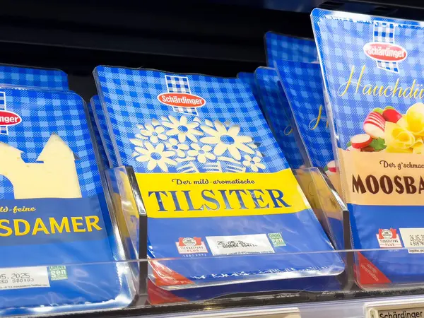 Süpermarkette gösterilen mavi kareli peynirli paketlenmiş tilsiter peyniri.