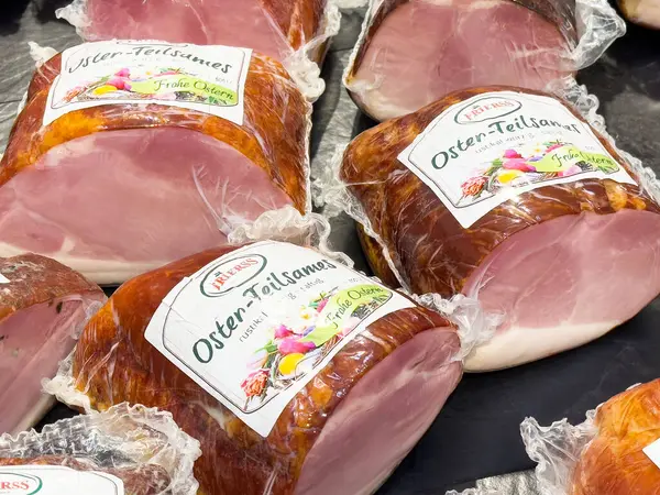 Bir pazarda sergilenen ambalaj çeşitliliği.