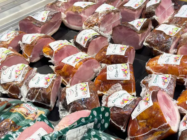 Marketin şarküteri bölümünde çeşitli paketlenmiş etler sergileniyor.