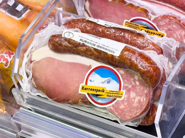Markette sosisli ve jambonlu çeşitli paketlenmiş meze etleri..