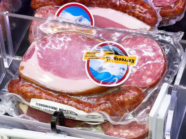 Şarküteri reyonunda çeşitli paketlenmiş et parçaları.