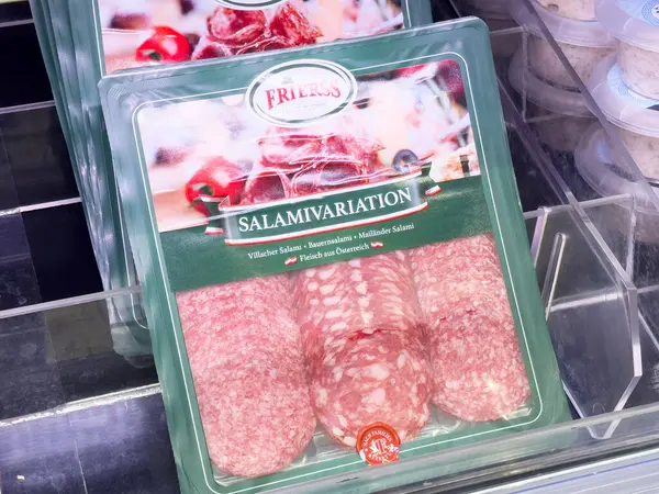 Yeşil etiketli süpermarket görünümünde paketlenmiş salam varyasyonu.