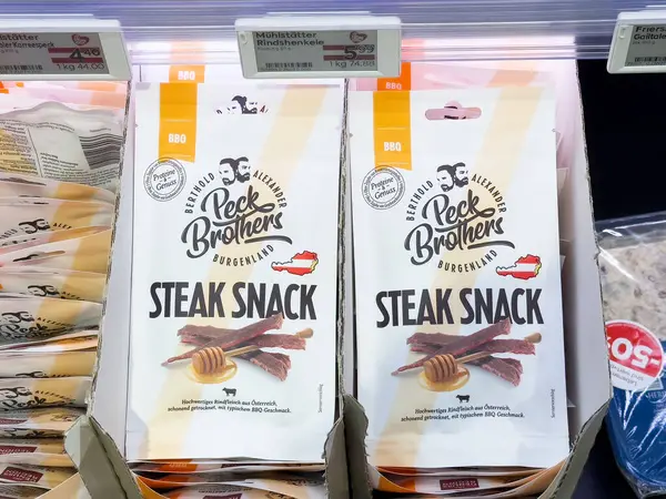 Rafta bal ve baharatla paketlenmiş bbq biftek aperatifi.