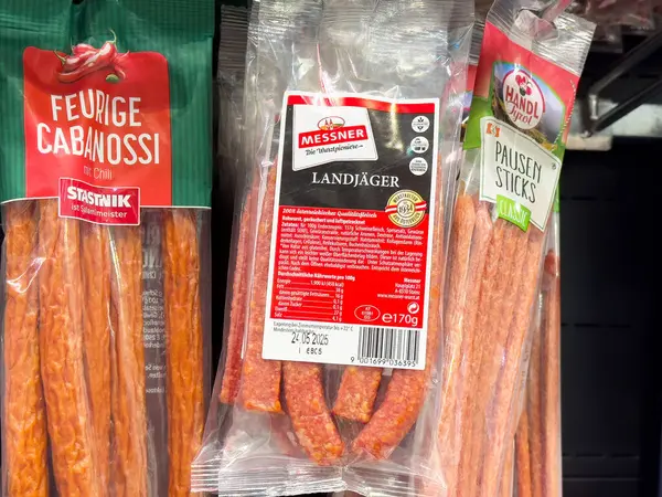 Markette çeşitli paketlenmiş sosisler sergileniyor..