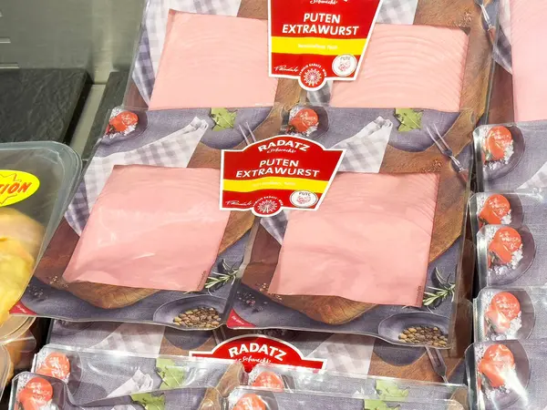 Market vitrininde paketlenmiş hindi eti..