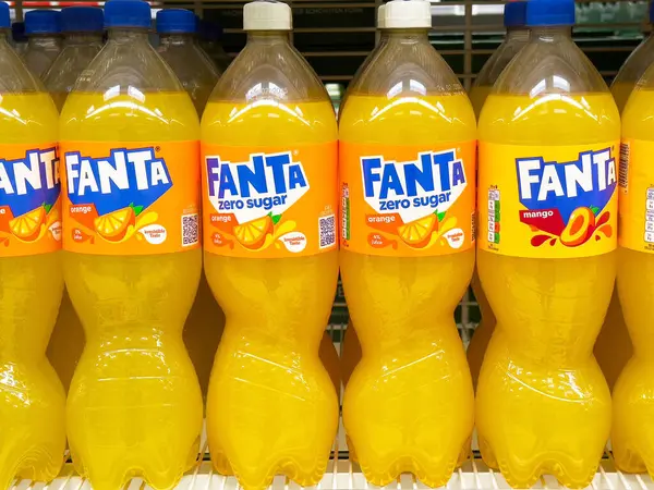 Portakal ve mango aromalı sıfır şekerli Fanta şişeleri sergilenir.