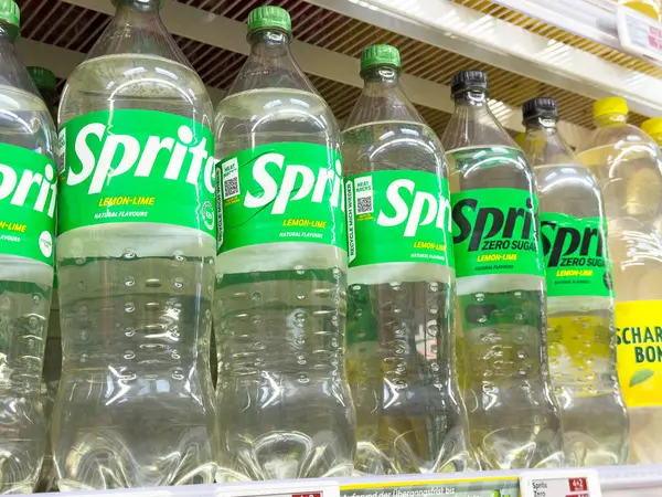 Süpermarketin rafında limon aromalı ve sıfır şekerli sprey şişeler var..