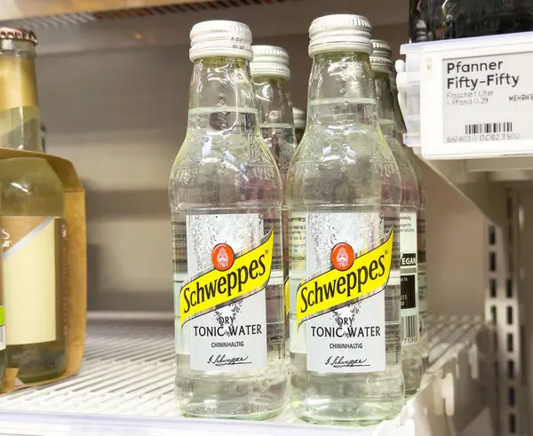 Schweppes, perakende mağazasının rafında kurumuş tonik şişeleri var..
