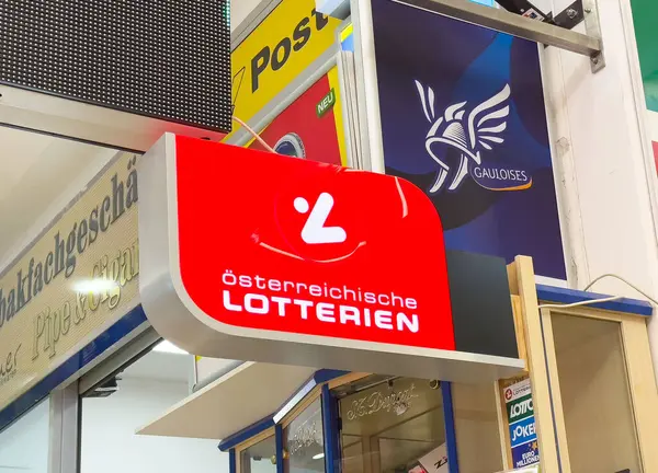 Marka ve reklamlarla birlikte Avusturya 'nın alışveriş merkezindeki piyango tabelası.