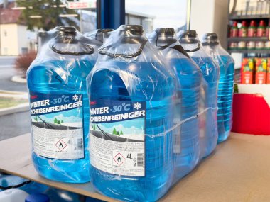 Kış cam temizleyici şişeleri mağazada sergileniyor..