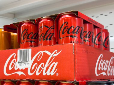 Coca-Cola sıfır şeker kutuları mağazada görüntülenir.