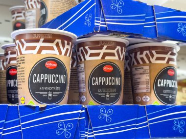 Cappuccino kahve bardakları market vitrininde duruyor..