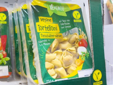 Bitki temelli et alternatifli vegan tortelloni ve ambalajda sebze..