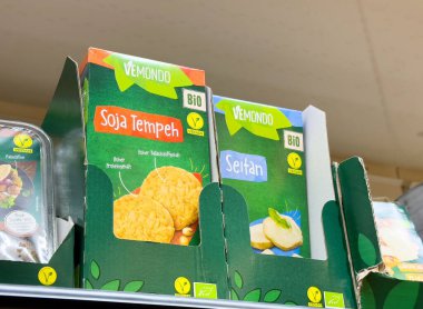 Vemondo Soja Tempeh ve Seitan ürünleriyle vejetaryen yemek rafı sergisi.