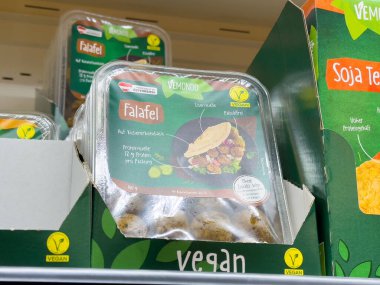 Süpermarket rafında besin etiketli vejetaryen falafel paketleme.
