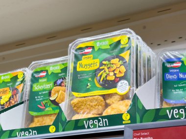 Süpermarketin rafında sebze nugget ve şnitzel.