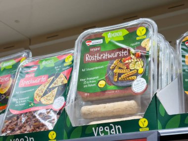 Süpermarket rafında sergilenen vegan rostbratwurst paketlemesi.