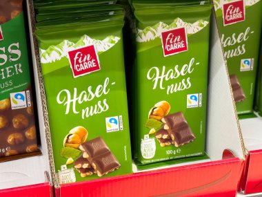 Fındıklı çikolata rafta sergileniyor..