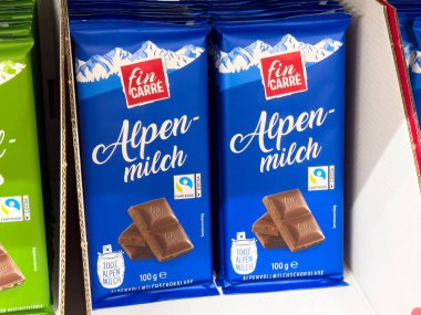 Mavi ambalajlı Fin carre alpenmilch çikolataları.