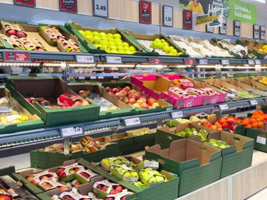 Süpermarkette elma ve armutlarla dolu canlı meyve gösterimi.