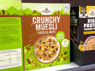 Çıtır müsli çukulata ve fındık paketleme görüntüsü besleyici bilgiyle.
