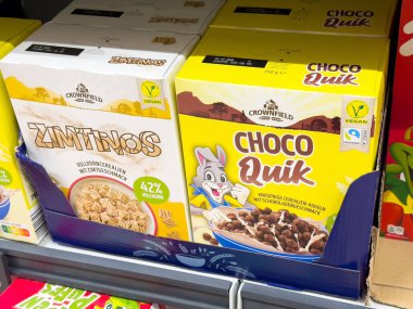 Vejetaryen mısır gevreği kutuları sergileniyor: Crownfield zimtinoları ve fındık aromalı çikolatalı quik..