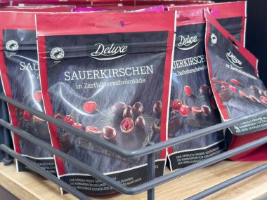 Lüks koyu çikolata kaplı ekşi kiraz ambalajı vitrininde.