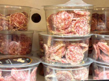 Bir markette plastik kaplarda paketlenmiş salam dilimleri..